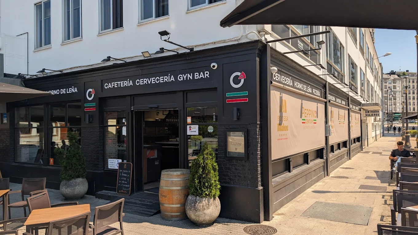 Peppino Century — interior del local